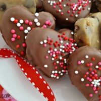 Corações de massa de biscoito de chocolate coberto com chocolate